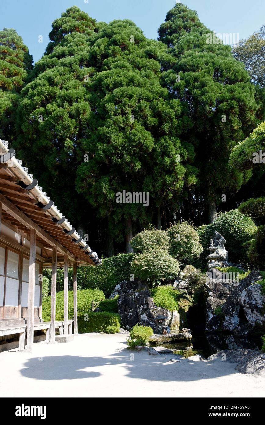 Die japanische Stadt Chiran in der Präfektur Kagoshima ist ein gut erhaltenes Samurai-Viertel mit Häusern und Zen-Felsgärten, die an Samurai-Residenzen angeschlossen sind Stockfoto