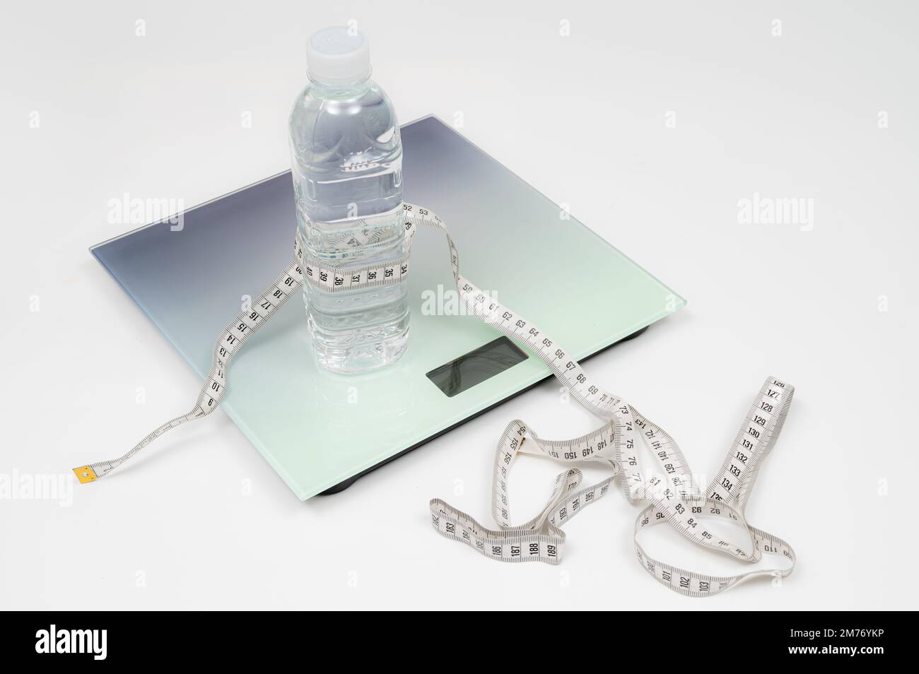 Waage, Maßband und Wasserflasche isoliert auf weißem Hintergrund Stockfoto