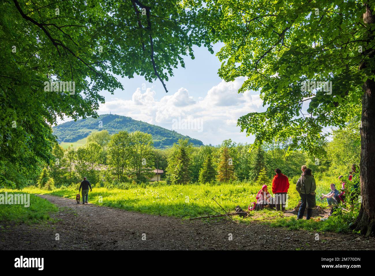 Koprivnice (Nesselsdorf): Menschen beim Picknick, Blick auf den Berg Bila hora in , Moravskoslezsky, Mährisch-Schlesische Region, CZ Stockfoto