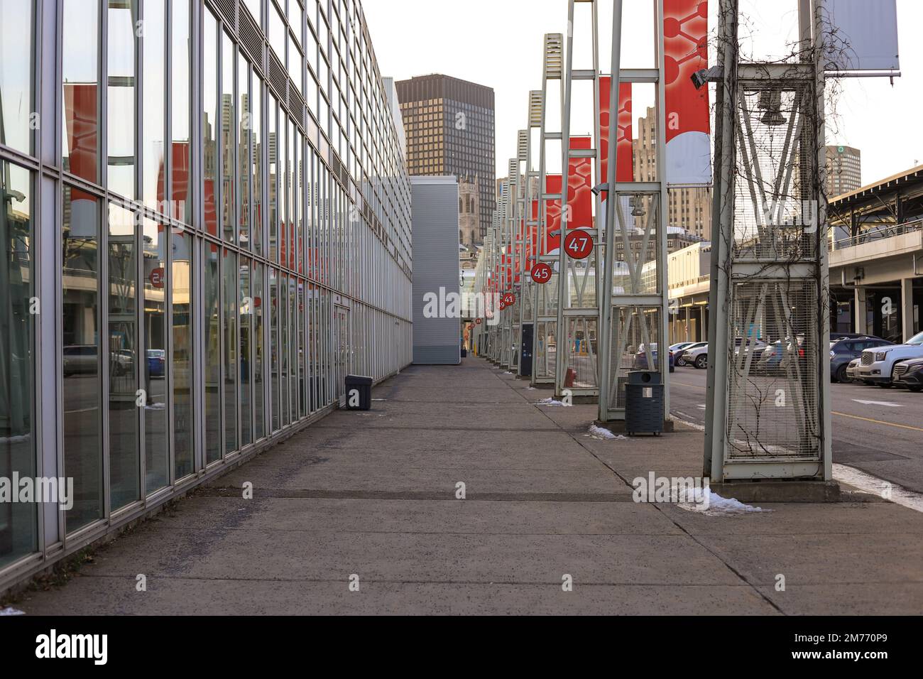 Moderne Architektur in Montreal - urbaner Stil, Hochhäuser, Glas und Beton, Straße, leere Straße, bewölkter Tag Stockfoto