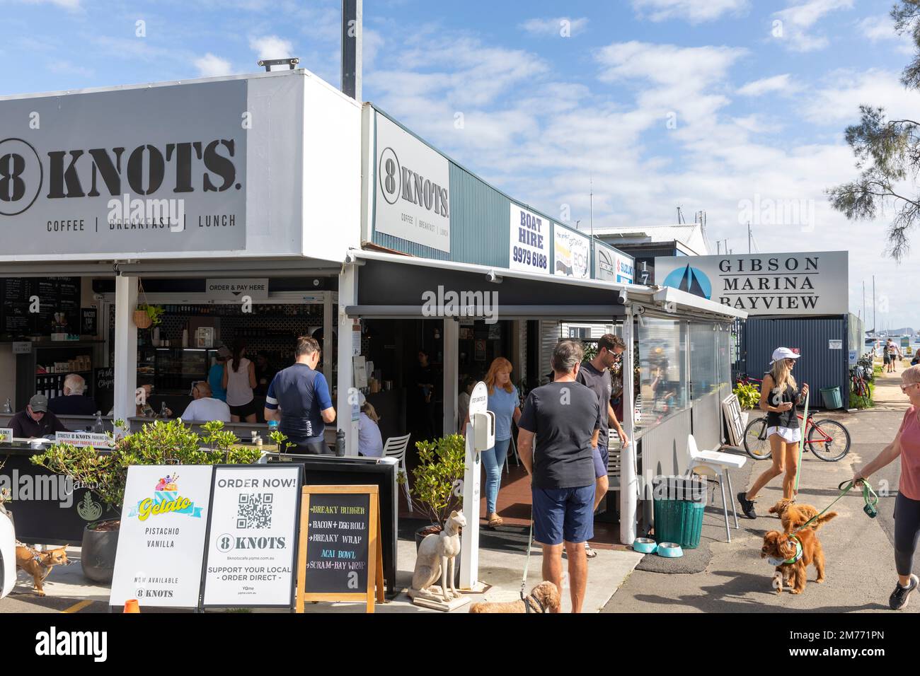 Australisches Café, 8 Knoten in einem Yachthafen in pittwater in Bayview, Hundebesitzer warten auf ihren Kaffee zum Mitnehmen, Sydney, NSW, Australien Stockfoto