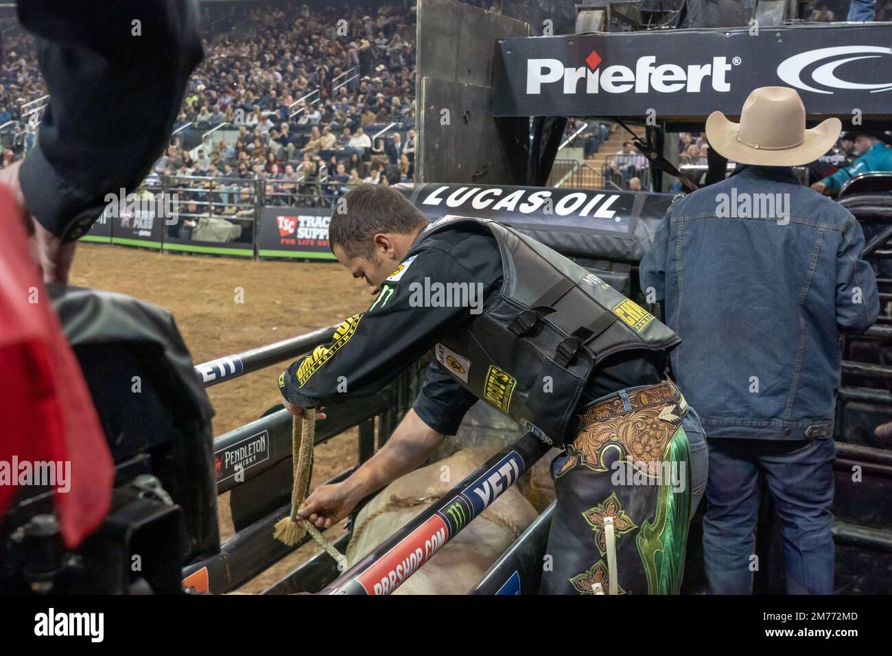 NEW YORK, NEW YORK - 07. JANUAR: Kaique Pacheco macht sich bereit für die zweite Runde der Professional Bull Riders 2023 Unleash the Beast im Madison Square Garden am 7. Januar 2023 in New York City. Kredit: Ron Adar/Alamy Live News Stockfoto