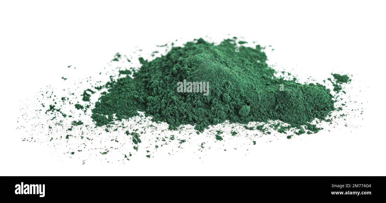 Spirulina Pulverhaufen isoliert auf weißem Hintergrund Stockfoto