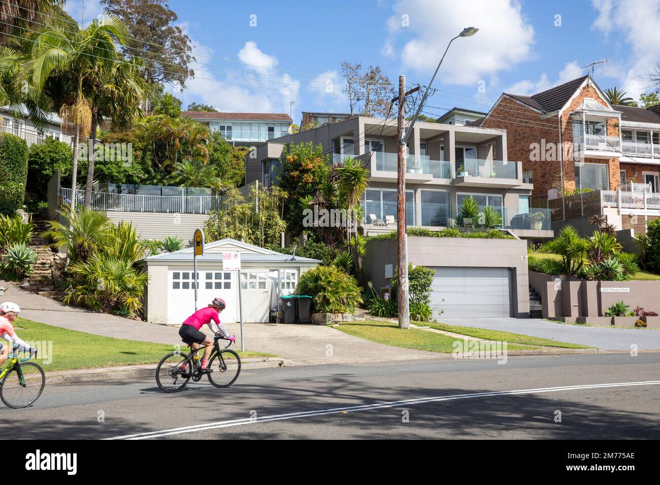 Zwei Damen fahren mit dem Fahrrad auf der Pittwater Road in Bayview, Sydney, NSW, Australien, um am Sonntagmorgen Radsport zu machen Stockfoto