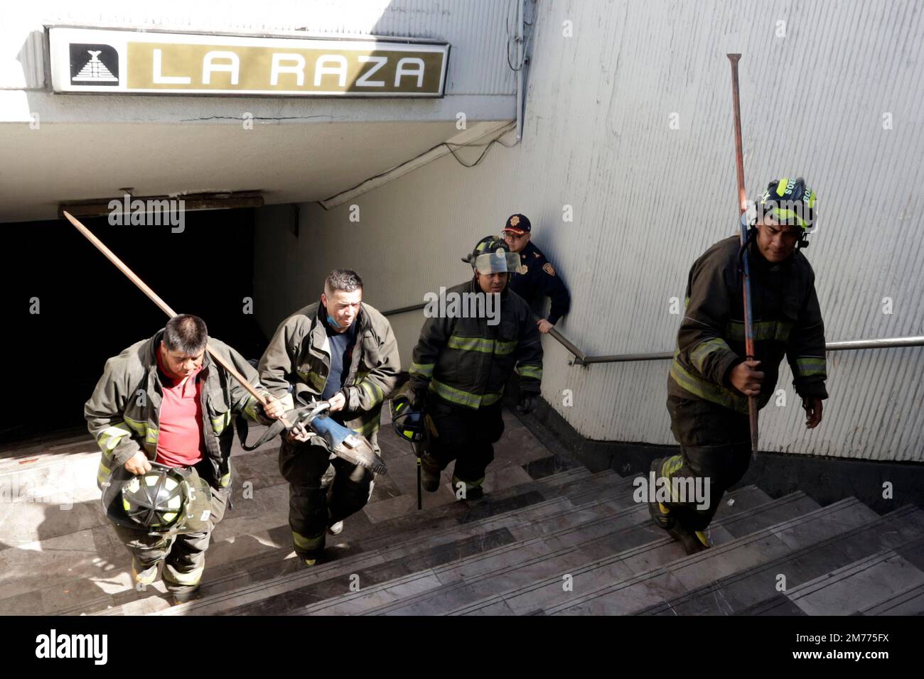 Nicht exklusiv: 6. Januar 2023, Mexico City, Mexiko: An der Station La Raza der Mexico City Metro arbeiten Rettungsmannschaften am Tatort nach zwei Kabinen Stockfoto