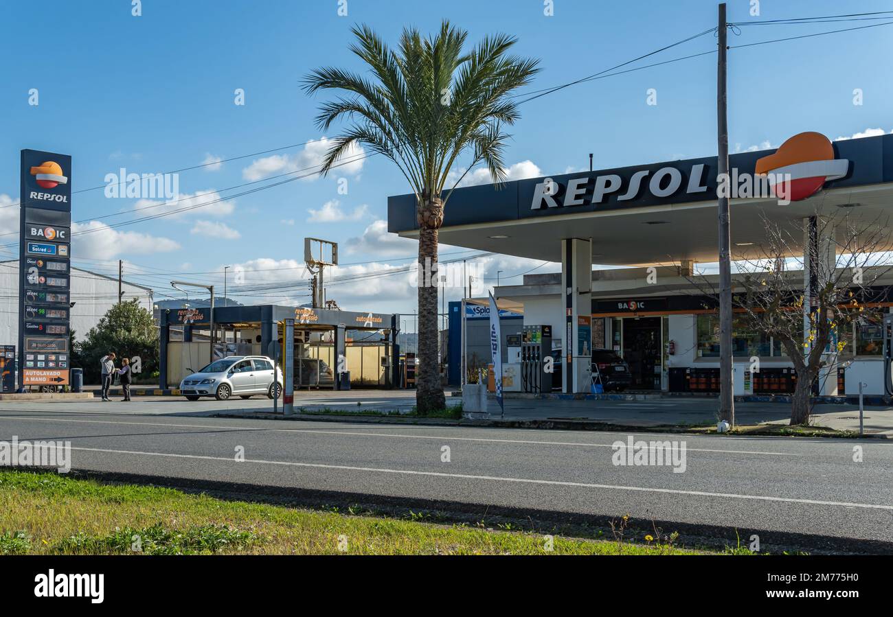 Felanitx, Spanien; januar 04 2023: Tankstelle des spanischen multinationalen Unternehmens Repsol an einem sonnigen Tag in der mallorquinischen Stadt Felanitx, Spanien. Fu Stockfoto