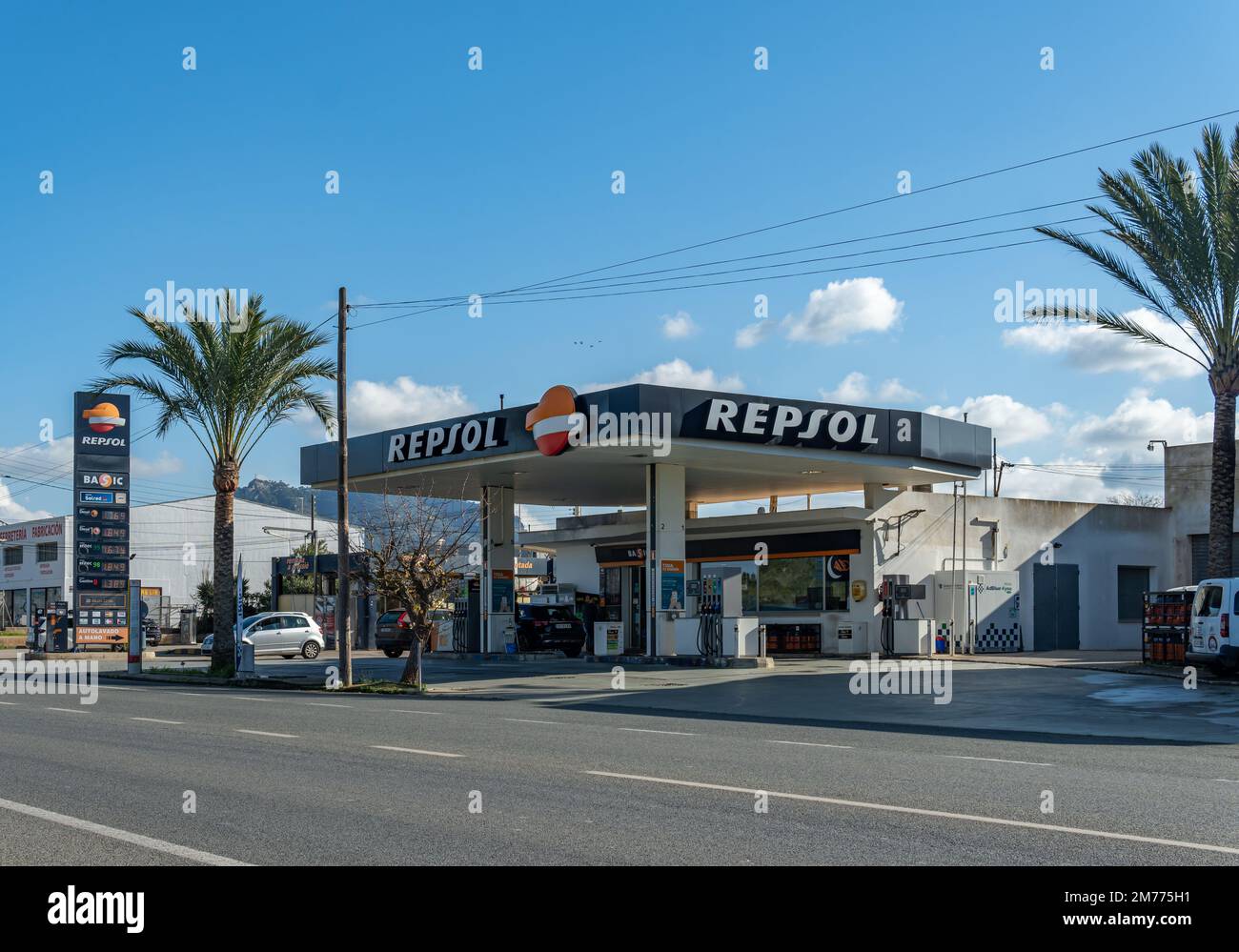 Felanitx, Spanien; januar 04 2023: Tankstelle des spanischen multinationalen Unternehmens Repsol an einem sonnigen Tag in der mallorquinischen Stadt Felanitx, Spanien. Fu Stockfoto