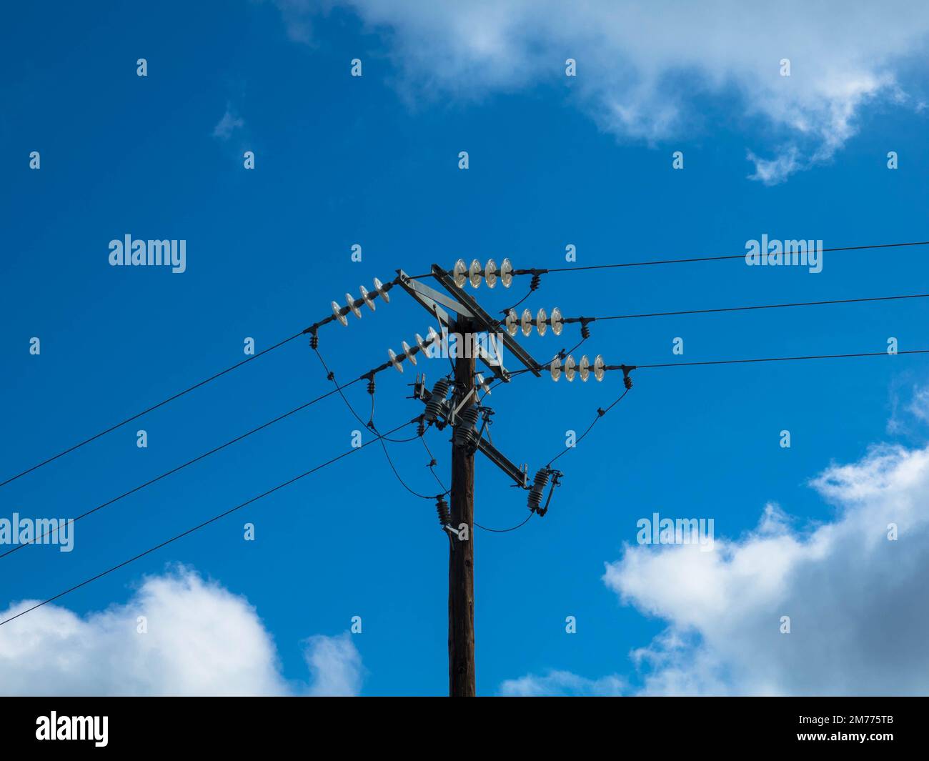 Nahaufnahme der Hochspannungsisolierung eines Übertragungsleitungspylons. Gefahr von Stromschlägen, Isolierung von Drähten und Kabeln unter Spannung. Stockfoto Nahaufnahme der Hochspannungsisolierung eines Übertragungsleitungspylons. Gefahr von Stromschlägen, Isolierung von Drähten und Kabeln unter Spannung. Stockfoto