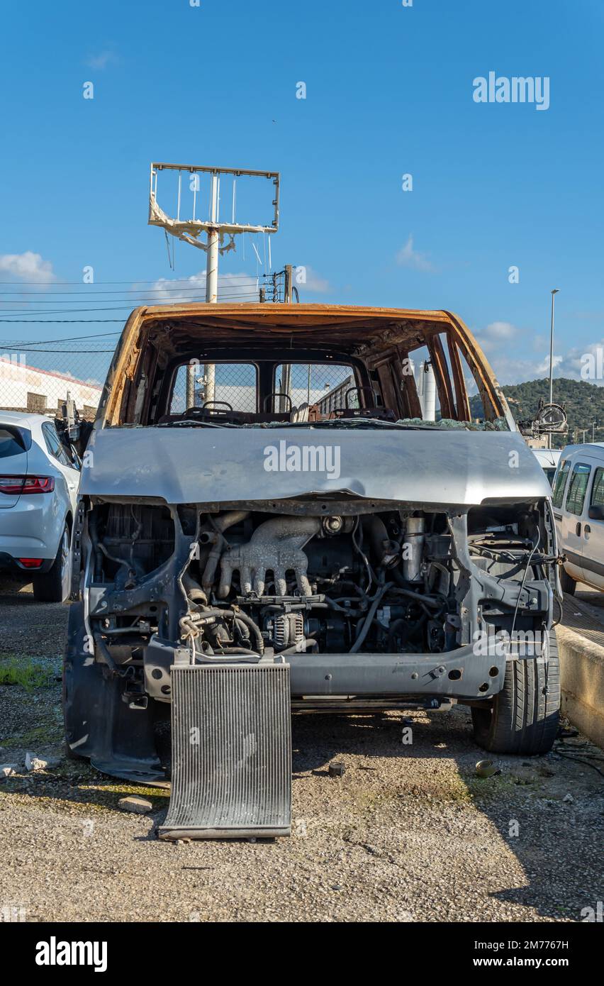 Verlassener, alter Lieferwagen, der sich in einem Zustand des Ruins befand, nachdem er verbrannt war. Das konzeptionelle Bild des Vandalismus Stockfoto