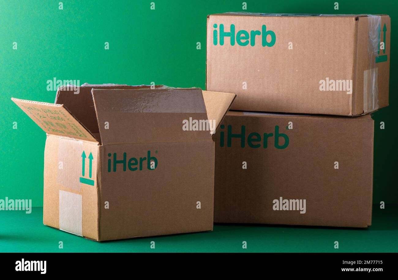 Zustellung von iHerb-Vitaminen per Post. Kartons mit grünem Logo. Öffnen Sie die Box. Vitaminpräparate online kaufen. Nahrungsergänzungsmittel. Arzneimittel für die Gesundheit. Kiew, Ukraine - 13. Juli 2022 Stockfoto