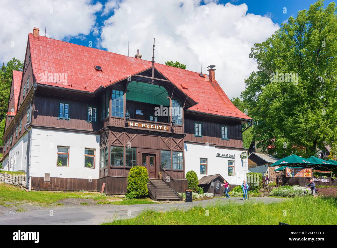 Mala Moravka (Klein Mohrau): Typisch mährisches Holzhaus in , Mährisch-Schlesien, Mährisch-Schlesische Region, Tschechien Stockfoto