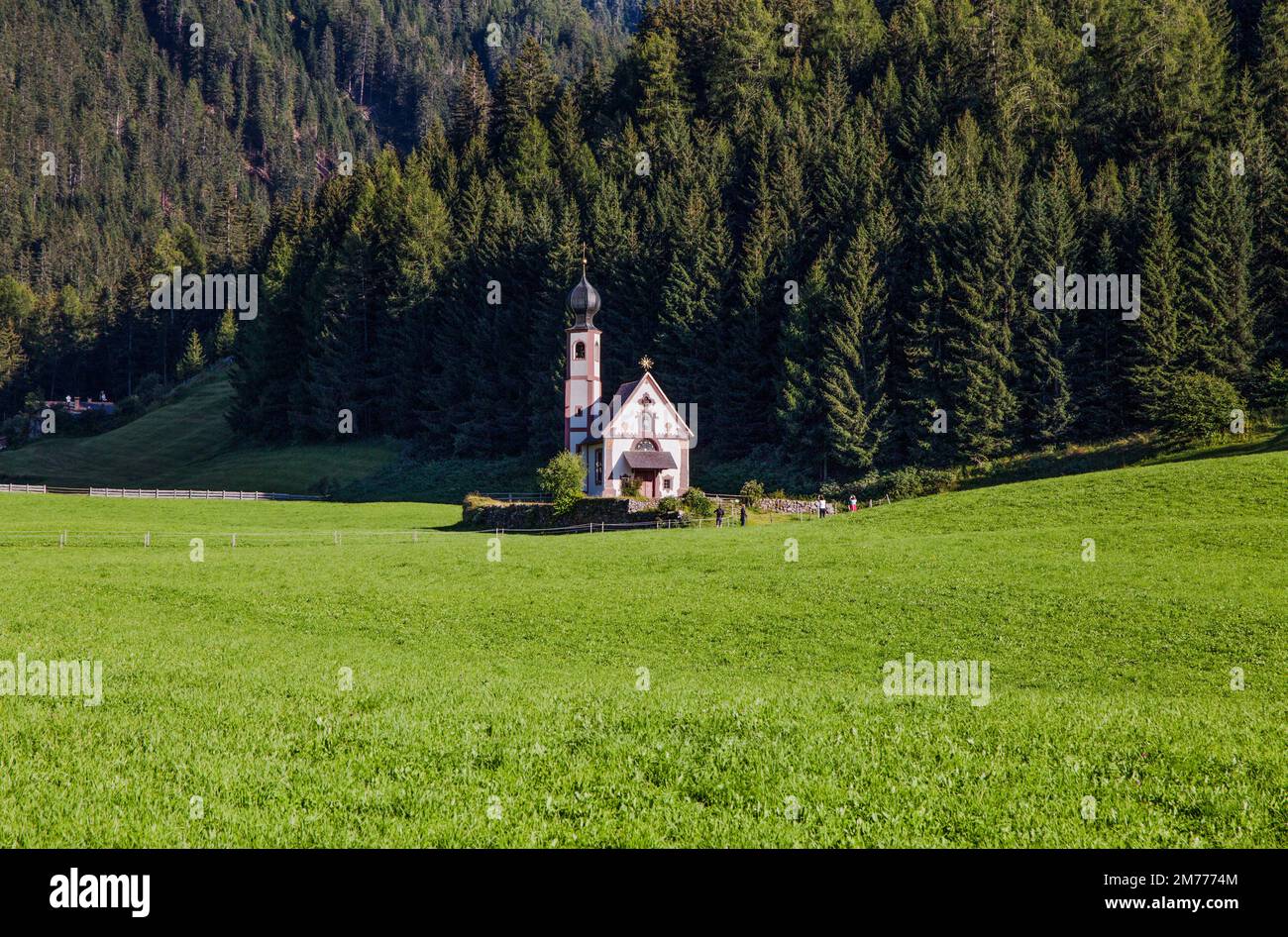Blick auf die Kirche San Giovanni (St. John) in Ranui in Funes, Südtirol, Italien Stockfoto