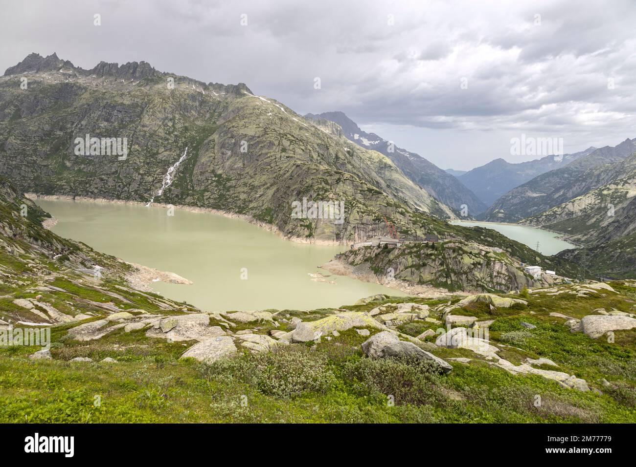 Grimsel See und Räterichsboden See am Grimsel Pass in der Schweiz. Es verbindet das Hasli-Tal im Berner Oberland mit Goms in Wallis Stockfoto