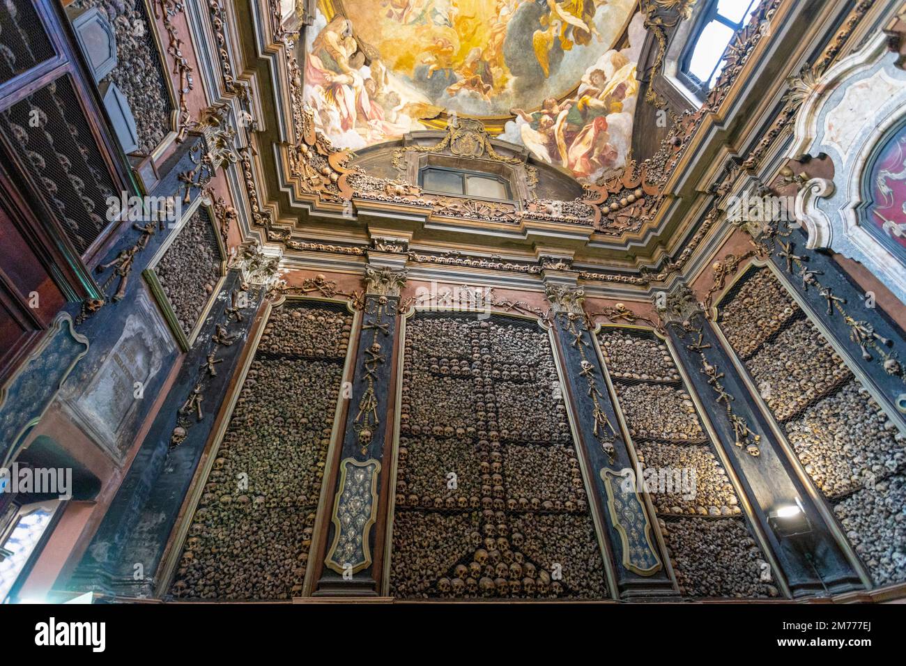MAILAND, ITALIEN, 5. MÄRZ 2022 - Innere des Heiligtums San Bernardino alle Ossa in Mailand, Italien. Stockfoto