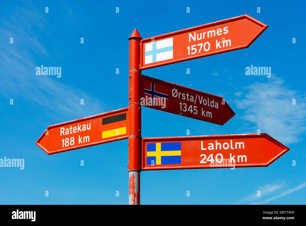 Schild mit Wegbeschreibung und Entfernungen in der Stadt Stege auf der Insel Møn in Dänemark Stockfoto
