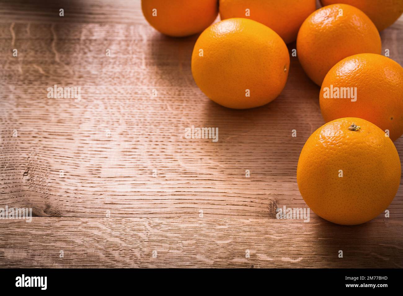 Orangen auf altem Holzbrett mit organisiertem Kopierraum Stockfoto