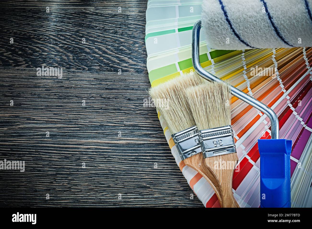 Farbpinsel Farbwalze pantone Lüfter auf Holzbrett. Stockfoto