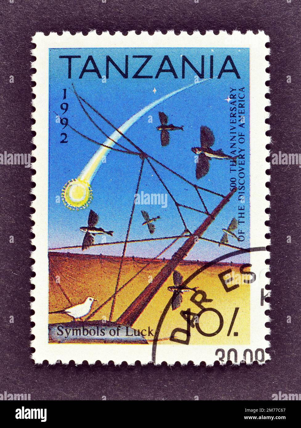 Stornierte Briefmarke gedruckt von Tansania, die Symbols of Luck zeigt, 500. Jubiläum Amerika zu entdecken, um 1992. Stockfoto