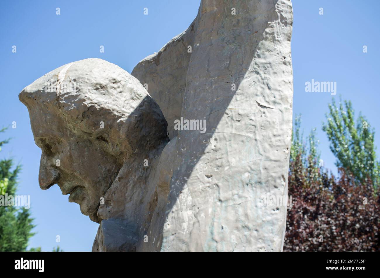 La Albuera, Spanien - 12. Juni 2021: Hans Christian Andersen-Denkmal, Vertreter des Autors, der die hässliche Ente schrieb. Badajoz, Spanien. Stockfoto