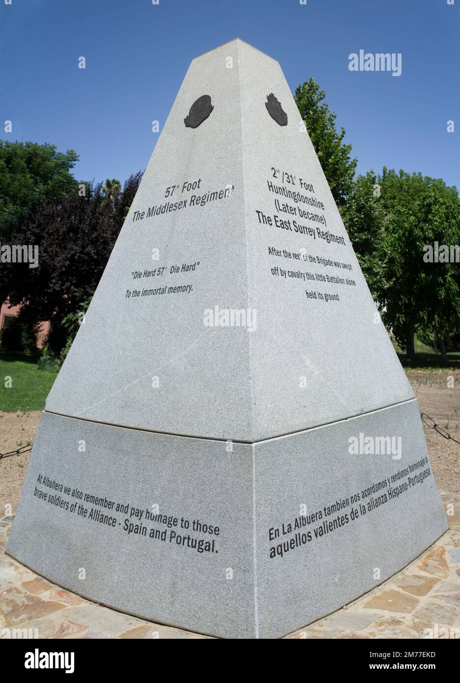 La Albuera, Spanien - 12. Juni 2021: Wellington Park Obelisk zum Gedenken an britische Regimente, die 1811 in der Schlacht von Albuera kämpften. Badajoz, Spanien Stockfoto