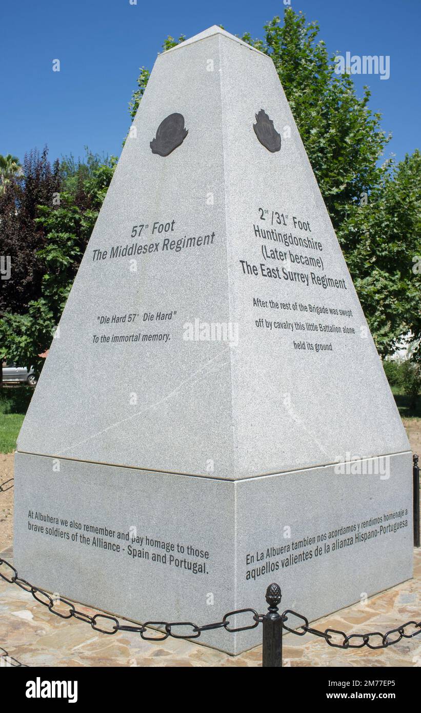 La Albuera, Spanien - 12. Juni 2021: Wellington Park Obelisk zum Gedenken an britische Regimente, die 1811 in der Schlacht von Albuera kämpften. Badajoz, Spanien Stockfoto