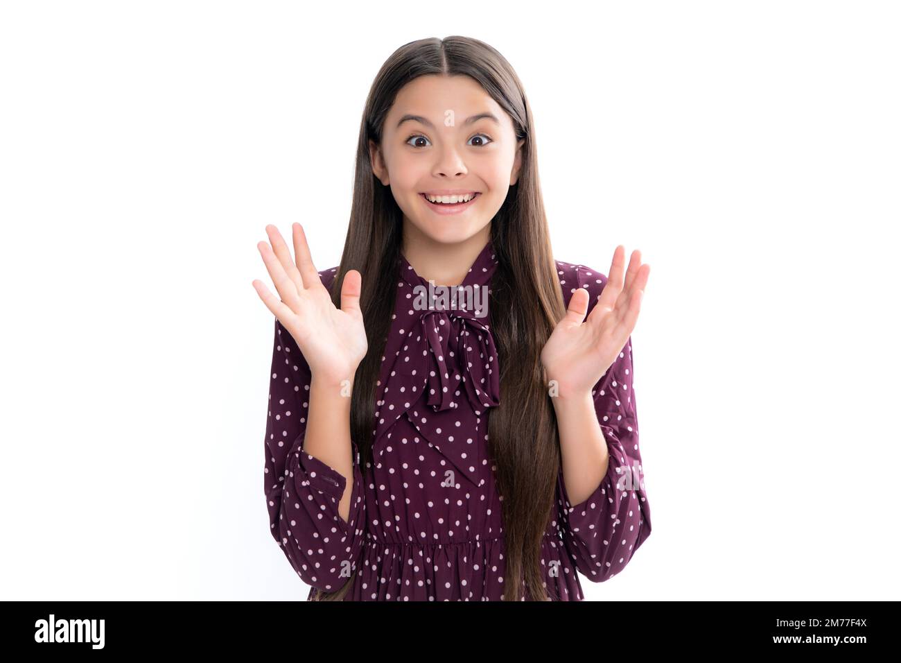 Porträt eines glücklichen, lächelnden Teenager-Mädchens. Erstauntes Kind mit offenem Mund auf weißem Hintergrund, Überraschung. Stockfoto