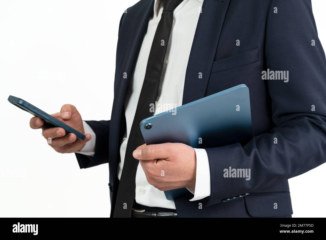 Nahaufnahme eines Geschäftsmanns mit Smartphone und Tablet. Internet- und Technologiekonzept im Startup-Geschäft. Stockfoto