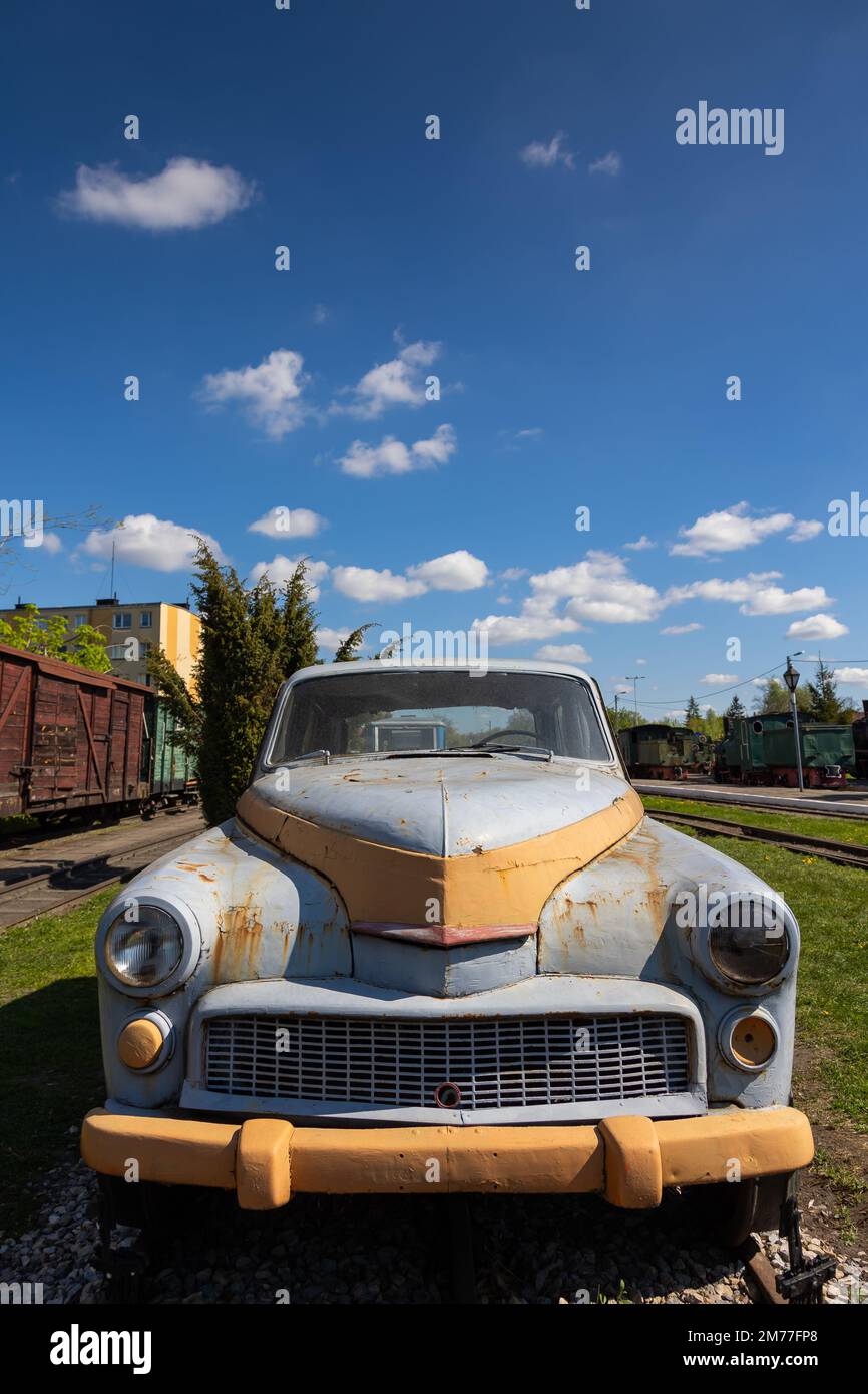 Ein alter Pkw, der in eine Dresisin umgewandelt wurde. Fahrzeuge für den Betrieb von Eisenbahnstrecken Stockfoto