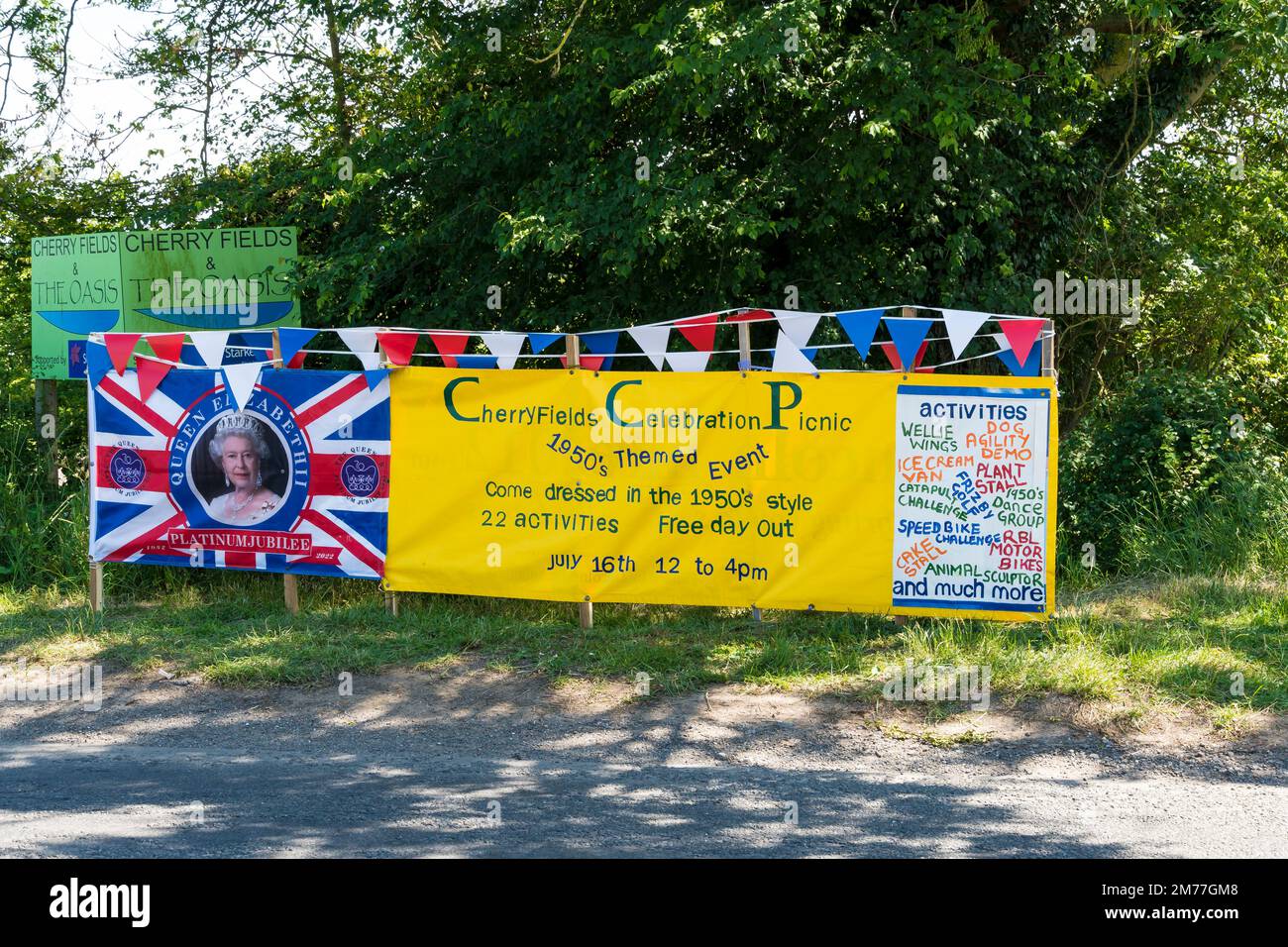 Bannerwerbung, Feier-Picknick auf Queen Elizabeths Platinum Jubilee in Cherry Fields, Cherry Willingham 2022 Stockfoto