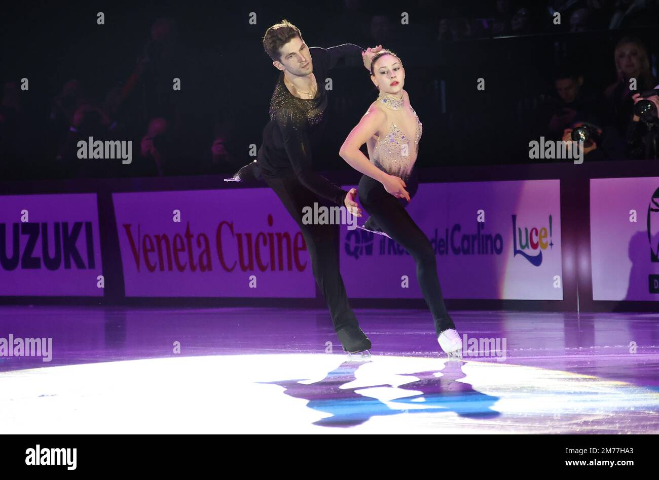 Lucrezia Beccari e Matteo Guarise während der Eislaufausstellung „Bol on Ice, world Skating stars“ in der Unipol Arena, Bologna, Italien, Januar 06, Stockfoto