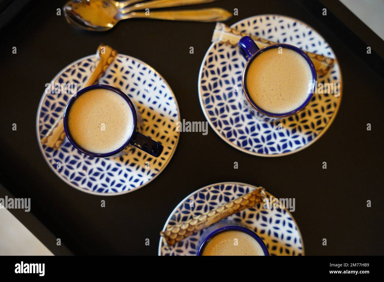 Türkischer oder französischer Kaffee mit Schaumgerichten und traditionellem Servierset. Blau-weißes Keramikkaffee-Set Stockfoto