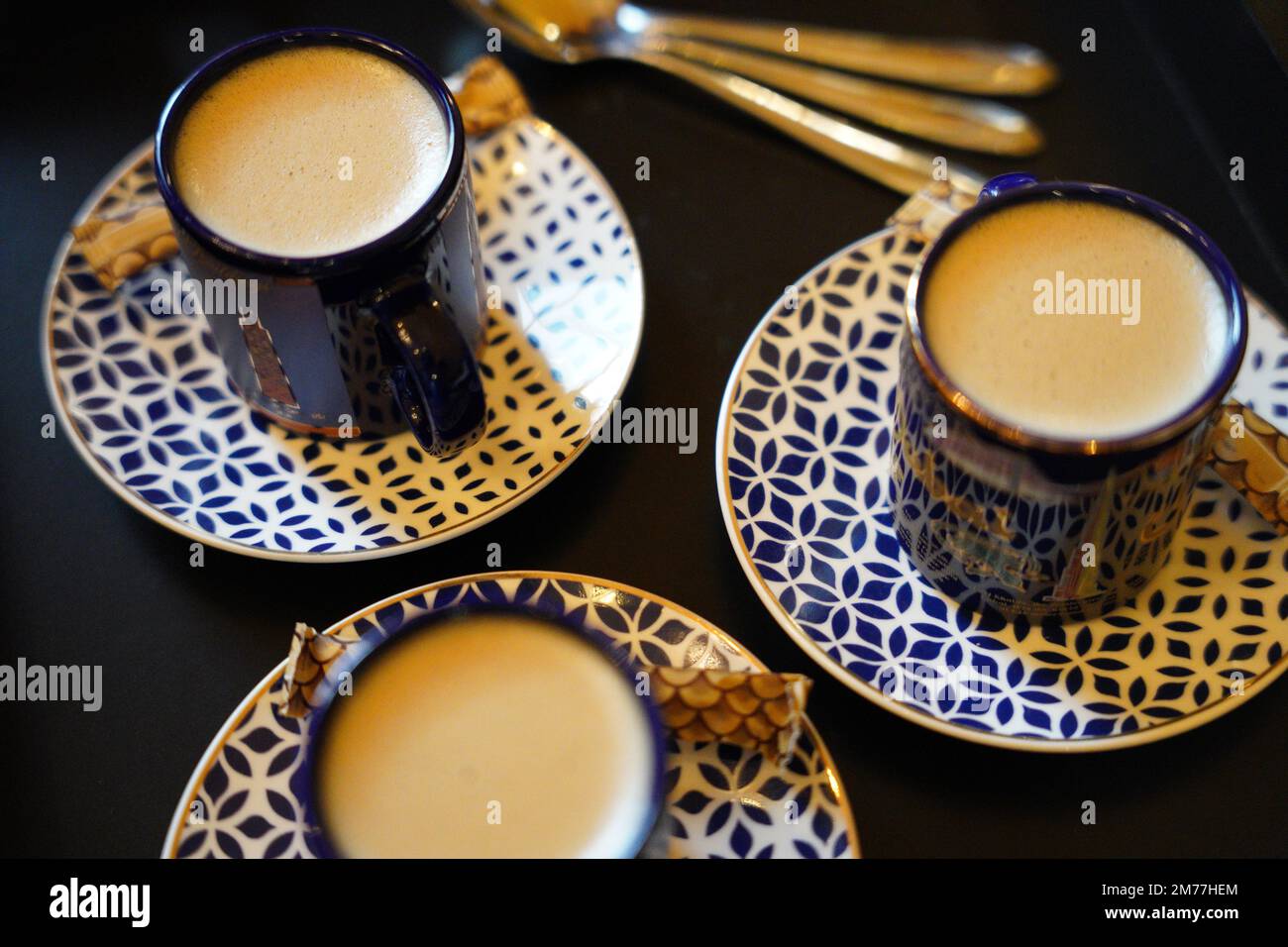 Türkischer oder französischer Kaffee mit Schaumgerichten und traditionellem Servierset. Blau-weißes Keramikkaffee-Set Stockfoto