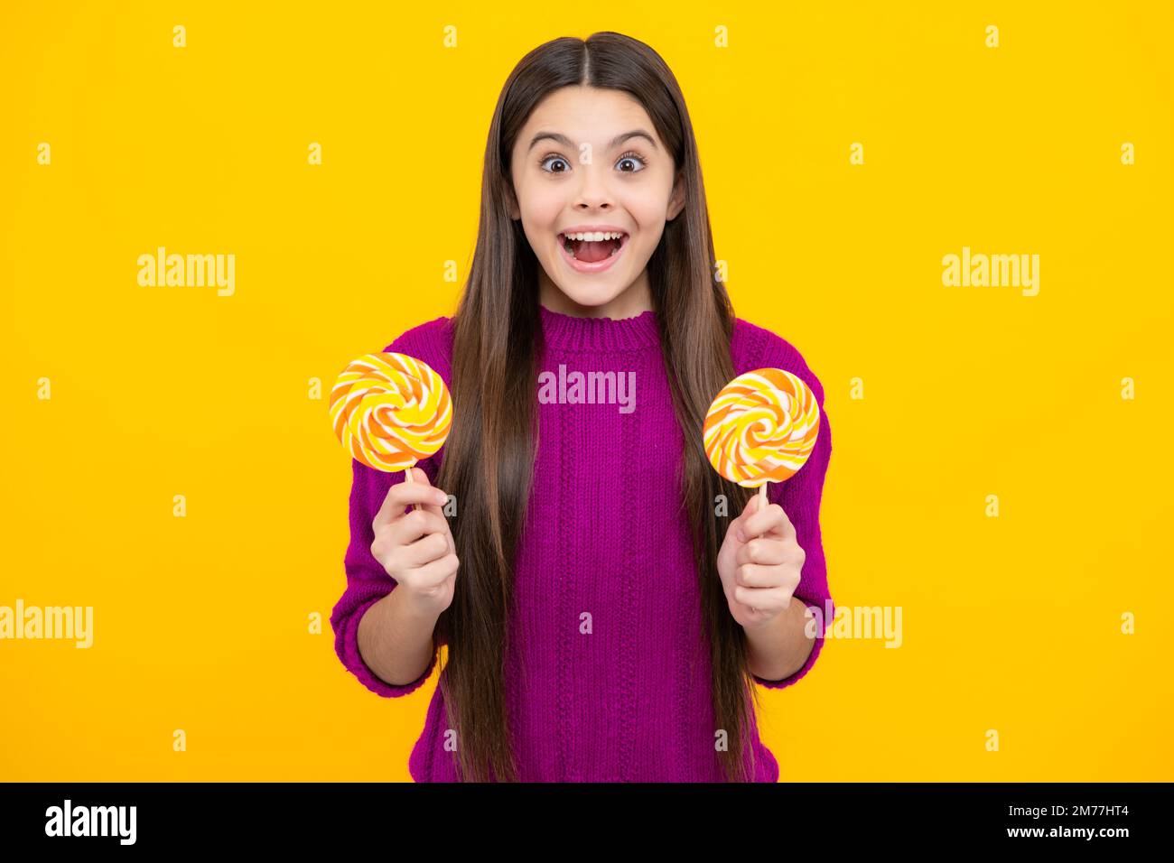 Teenager-Mädchen mit Süßigkeiten Lollipop, glückliches Kind 12, 13, 14 Jahre alt essen großen Zucker Lollipop, Süßigkeiten Süßigkeiten. Stockfoto