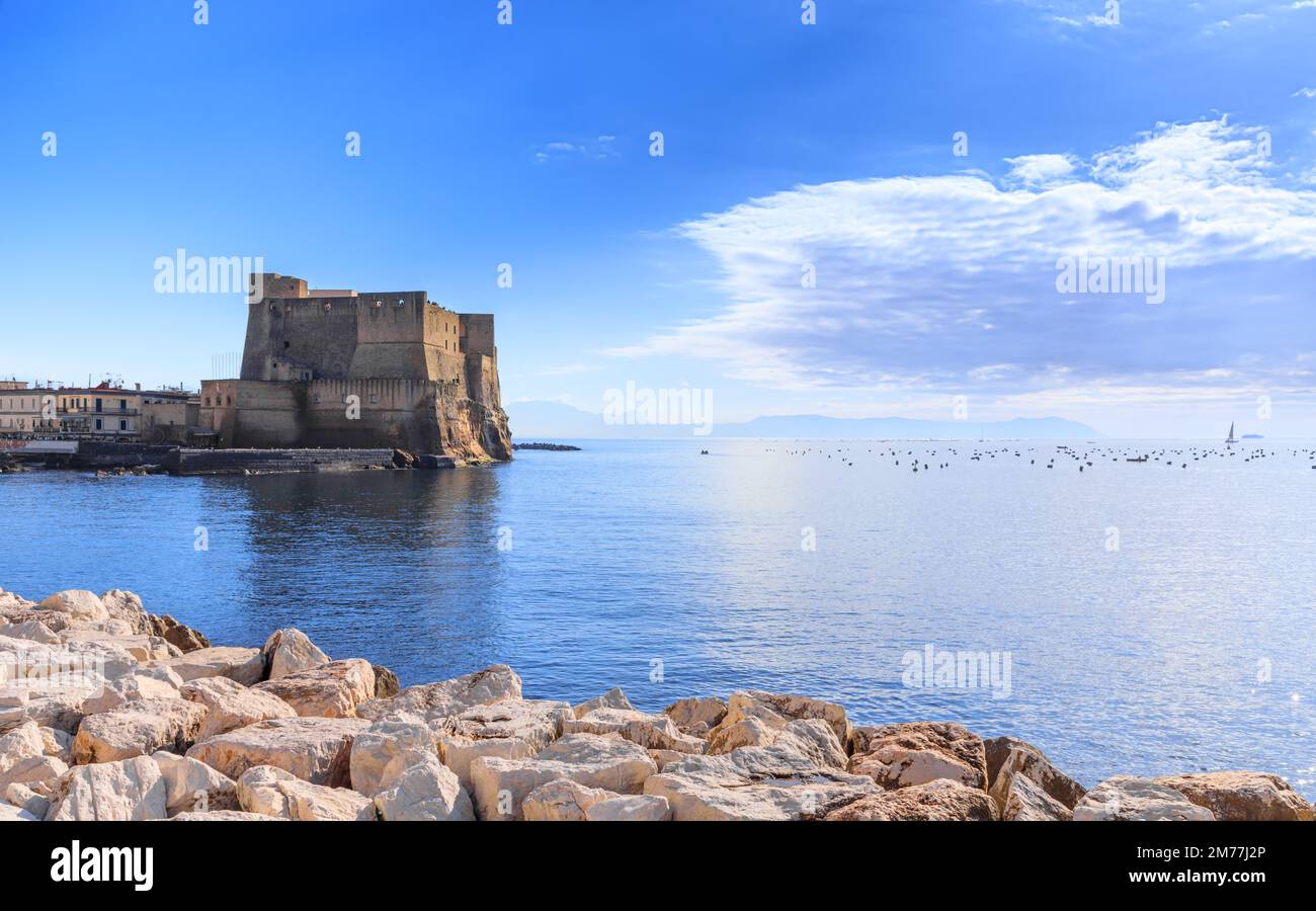 Castel OVO (Ei Schloss) eine mittelalterliche Festung in der Bucht von Neapel, Italien. Stockfoto