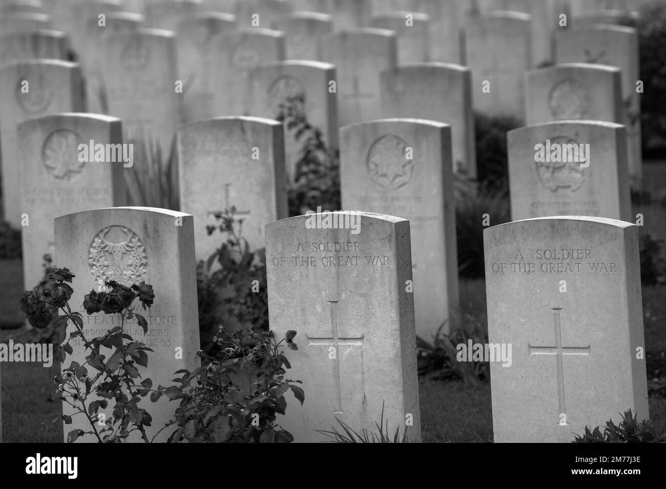 Yper, Belgien - 7. August 2021. Detail der Kriegsdenkmäler auf dem Tyne Cot Friedhof. Tyne Cot ist der größte britische Friedhof aus dem ersten Weltkrieg. Stockfoto