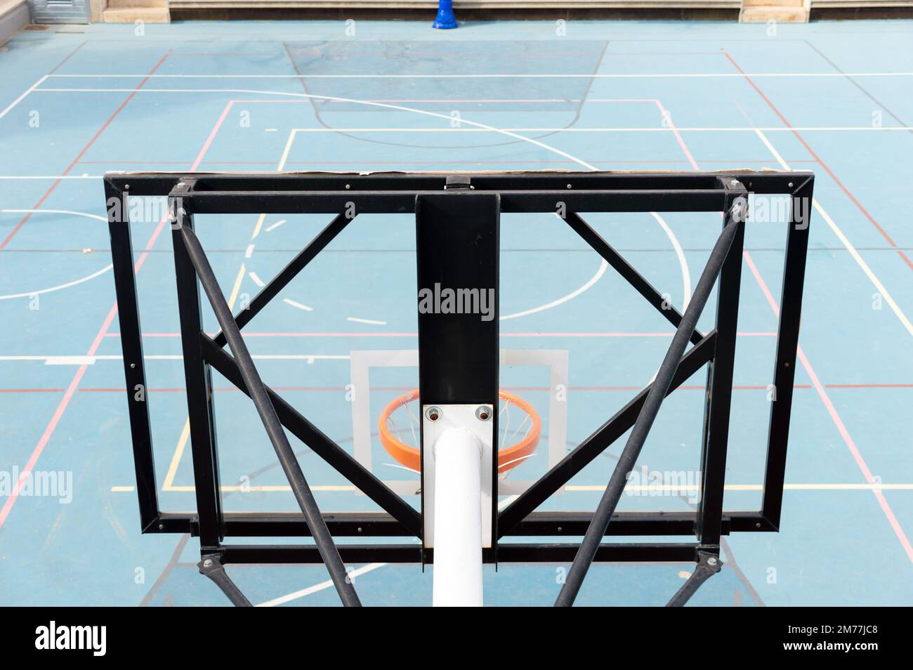 Nahaufnahme eines Basketballkörpers auf einem Sportplatz Stockfoto