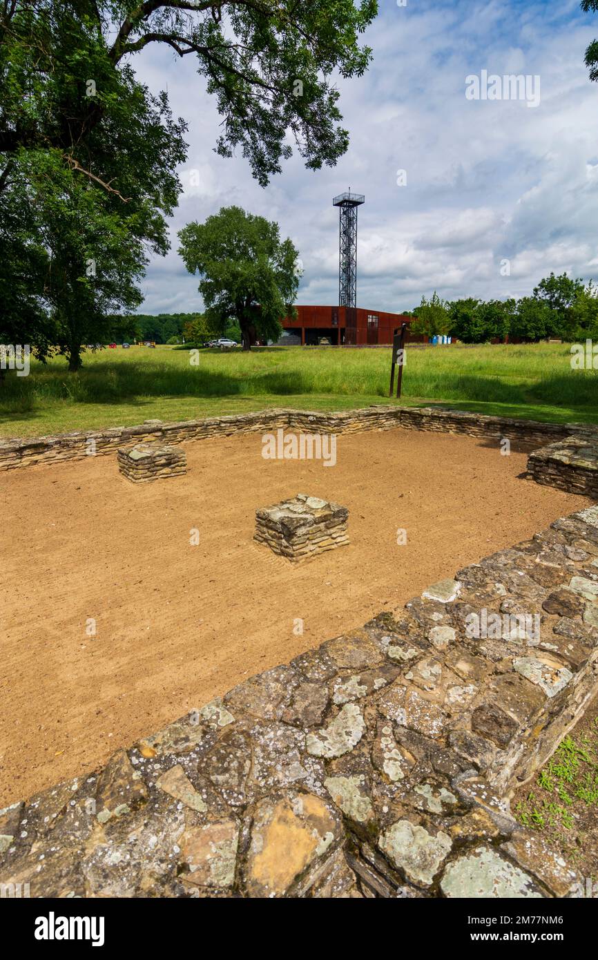 Mikulcice (Mikultschitz): Archäologische Ausgrabungsstätte Mikulcice-Valy und Museum mit Überresten eines bedeutenden slawischen gords aus der Zeit des Großen Mährischen Stockfoto