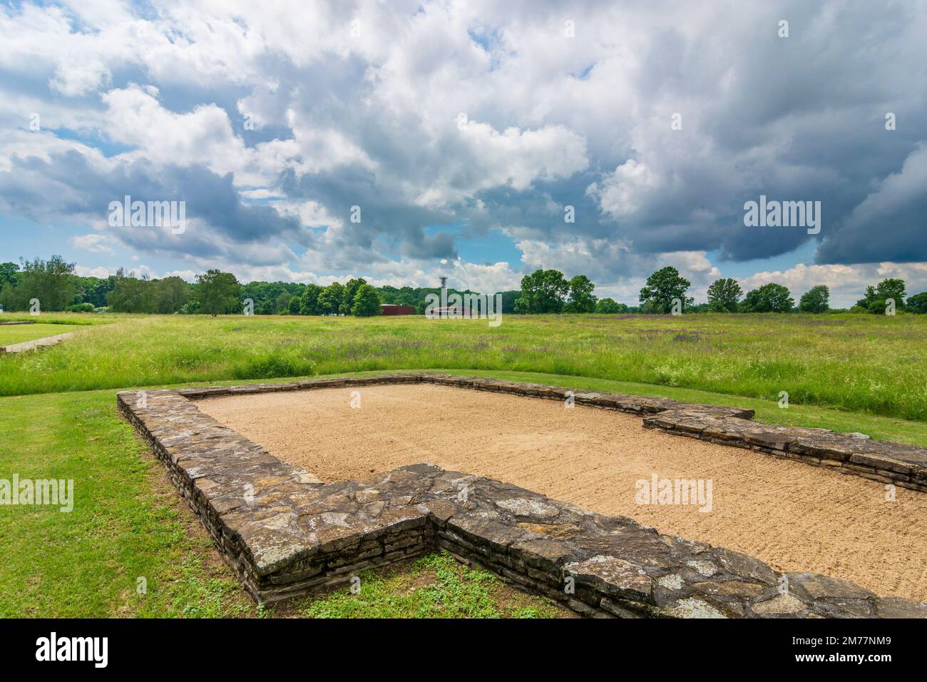 Mikulcice (Mikultschitz): Archäologische Ausgrabungsstätte Mikulcice-Valy und Museum mit Überresten eines bedeutenden slawischen gords aus der Zeit des Großen Mährischen Stockfoto