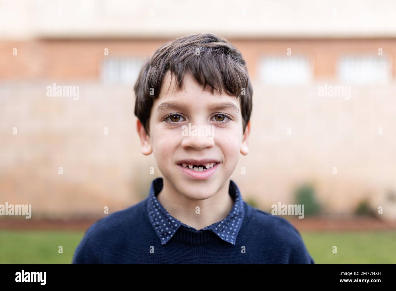 Porträt eines lächelnden Jungen mit ausgefallenen weißen Milchzähnen Stockfoto