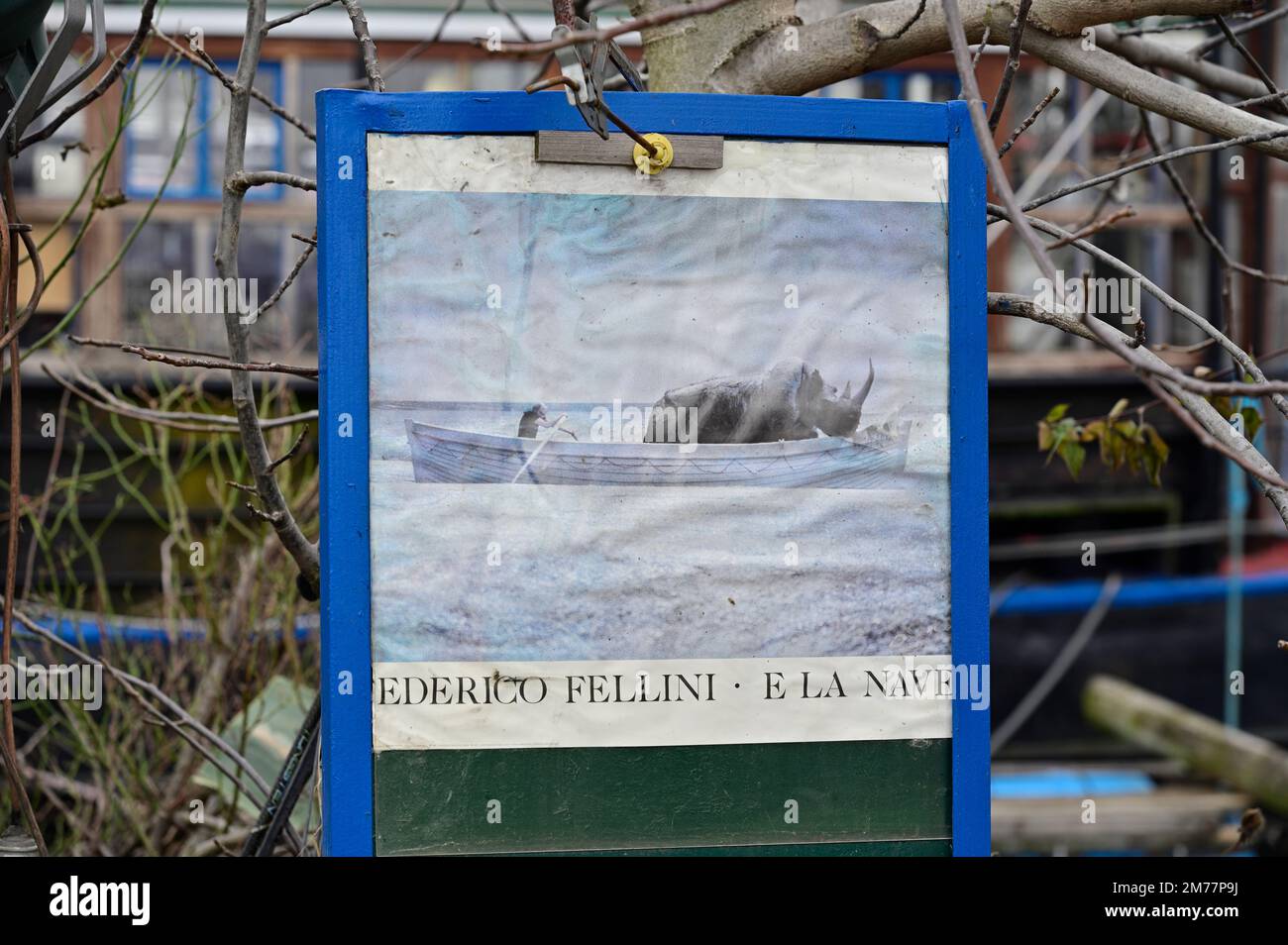 Wien, Österreich. Altes Federico Fellini-Poster, Traumschiff (E la Nave va) vor dem Meeresmuseum an der Donau in Wien Stockfoto