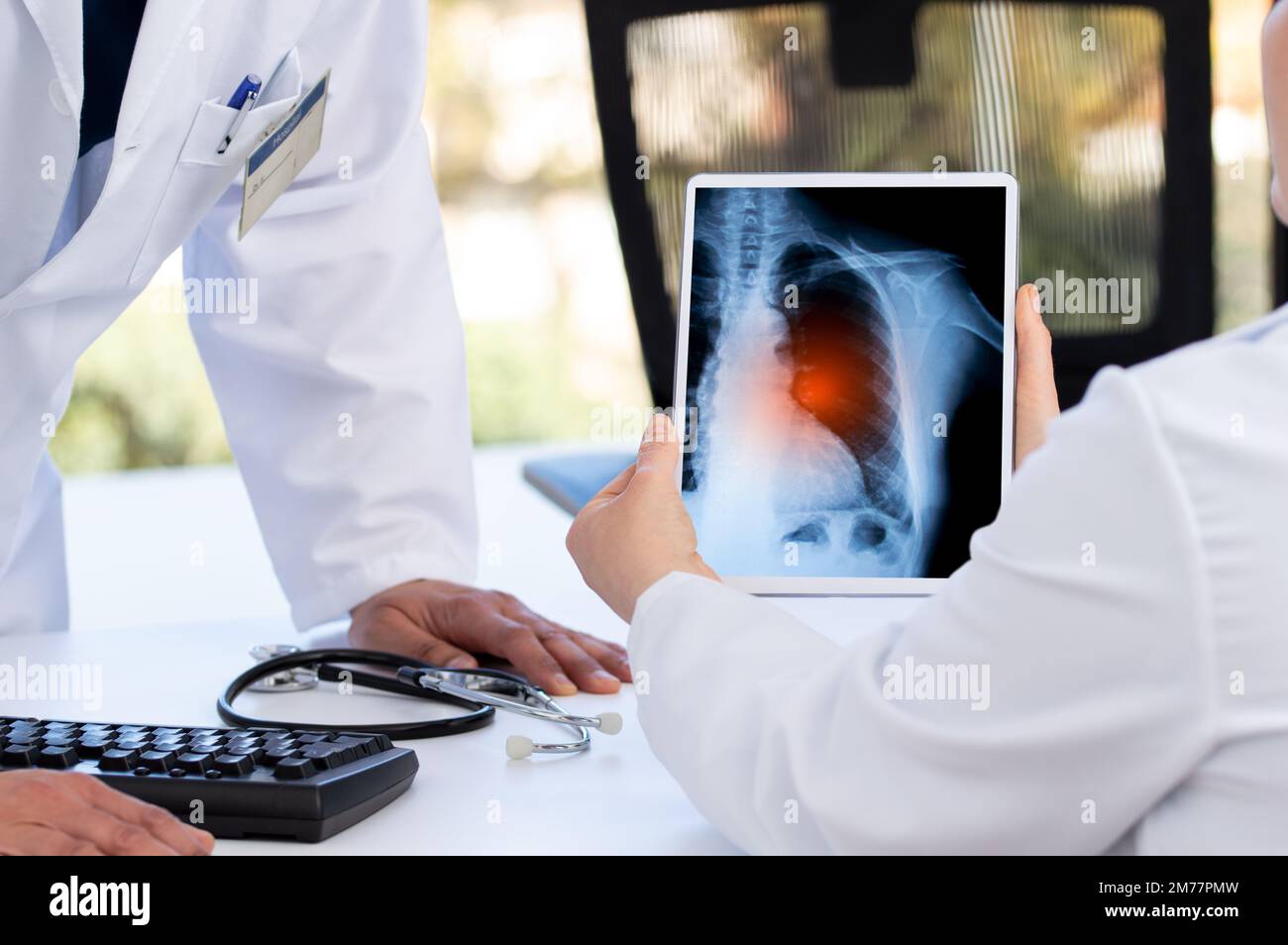 Radiologie und Medizinisches Konzept. Arzt, der Patienten mit langem Covid die Ergebnisse der Scan-Lunge auf einem digitalen Tablet-Bildschirm erklärt Stockfoto