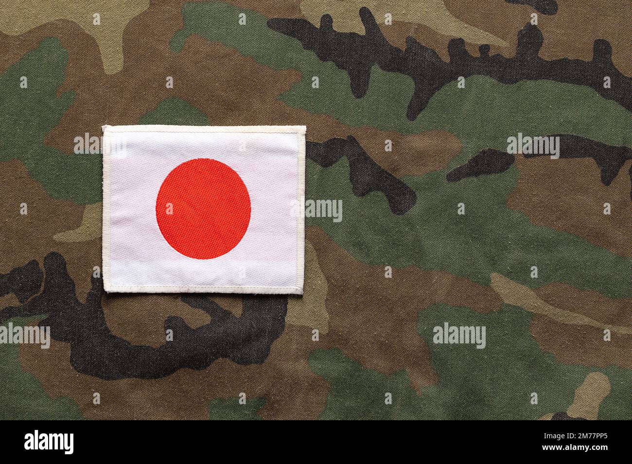 Nahaufnahme der japanischen Flagge auf einer Soldatenuniform mit weißem Hintergrund Stockfoto