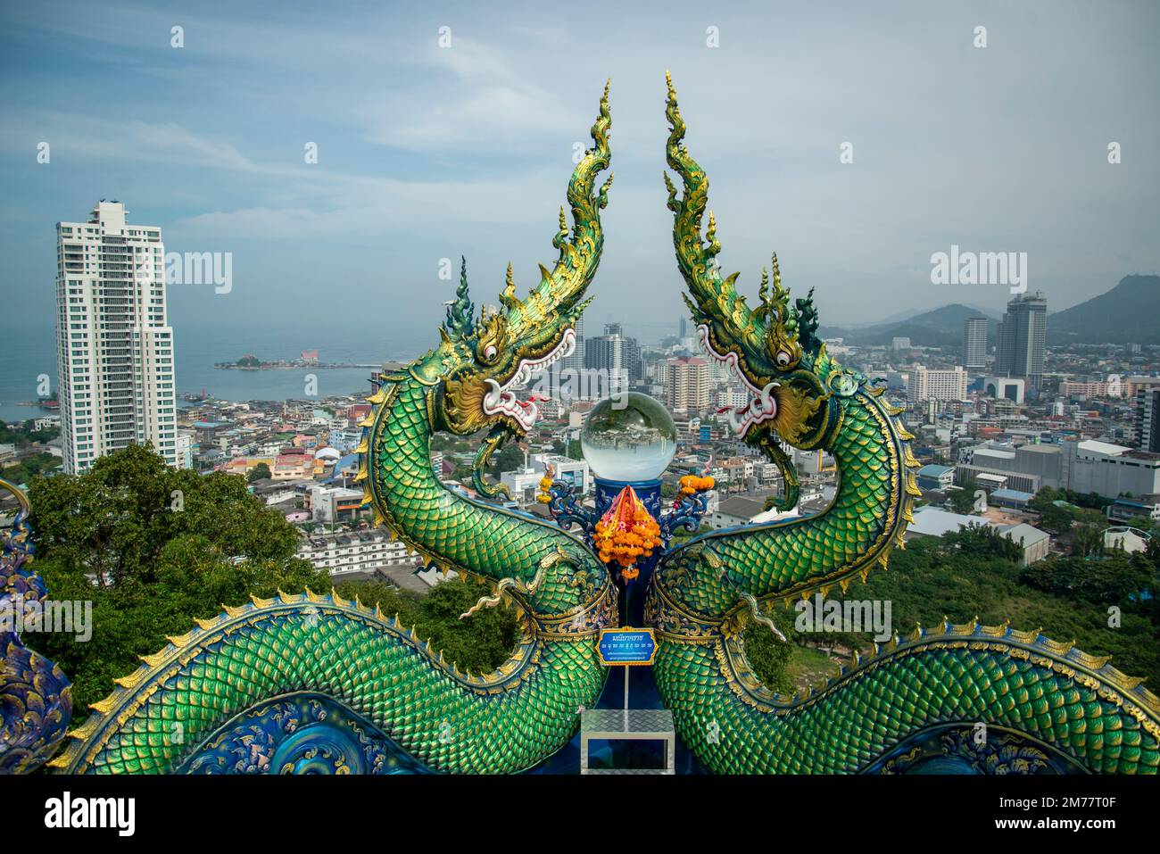 Der Aussichtspunkt am Wat Khao Phra Khru in der Stadt Si Racha in der Provinz Chonburi in Thailand, Thailand, Siracha, November 2022 Stockfoto