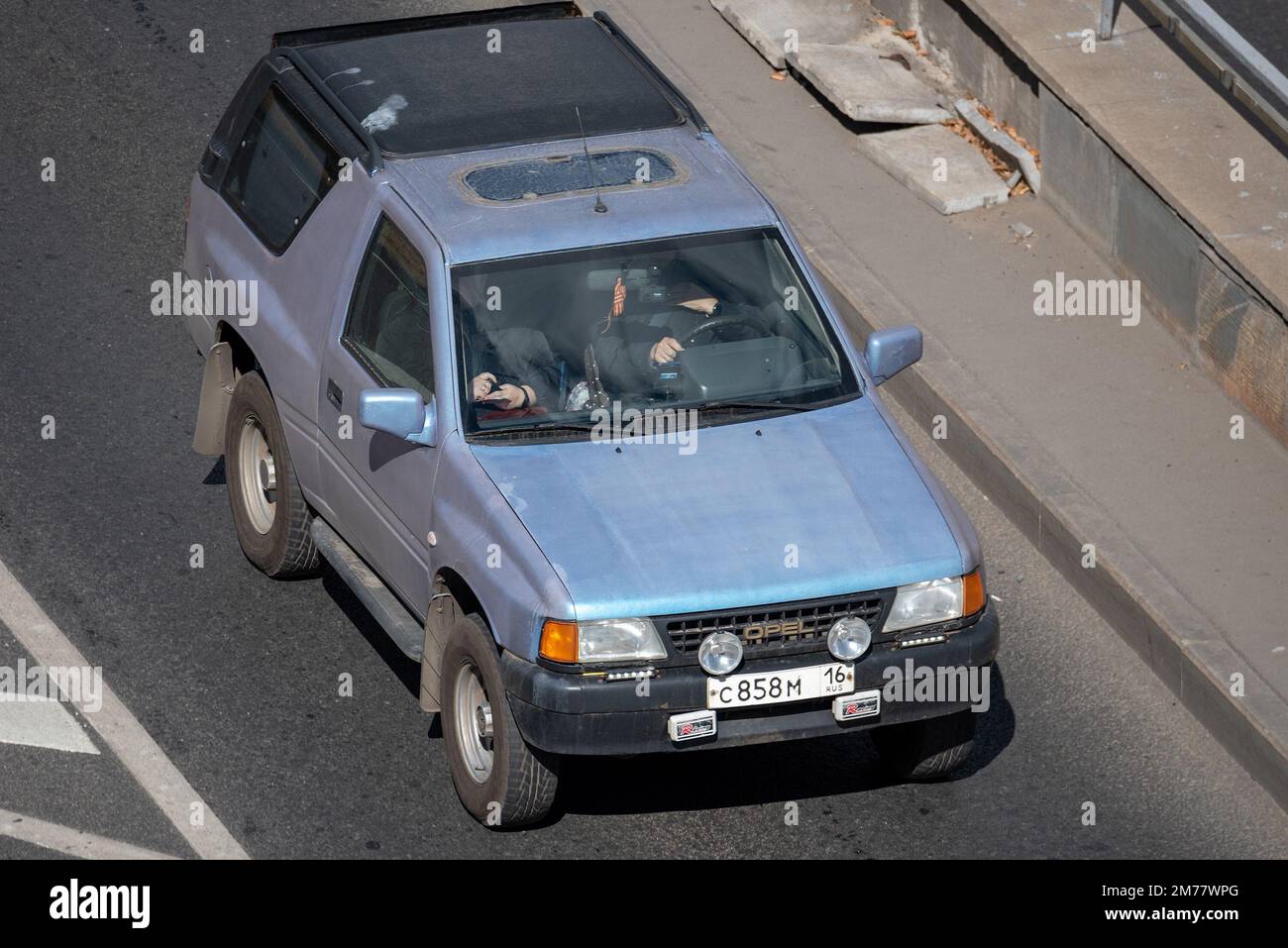 Moskau, Russland - 27. September 2022: Deutsch-japanischer Opel Frontera, der auf der Straße fährt (Modell Isuzu Amigo Rodeo Sport oder Isuzu Mu oder Vauxhall Fron Stockfoto