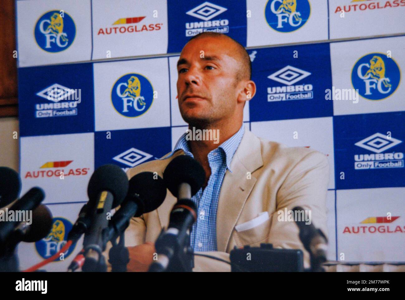 London, Großbritannien. 8. Januar 2023. Gianluca Vialli gibt eine Pressekonferenz. Gianluca Vialli auf dem Chelsea-Trainingsgelände in Harlington im Jahr 1998, als er der Spieler-Manager war. Er starb am 6. Januar im Royal Marsden Hospital in Chelsea. Er spielte 58 Spiele für Chelsea und erzielte 21 Tore. Er spielte 59 Spiele für Italien und erzielte 16 Tore. Kredit: Mark Thomas/Alamy Live News Stockfoto