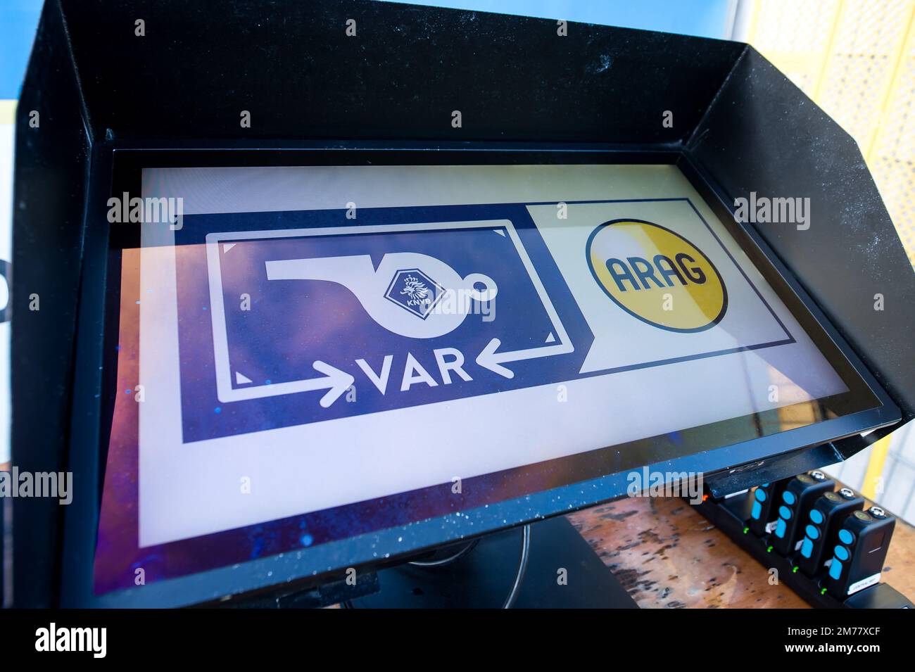 LEEUWARDEN - VAR-Monitor während des niederländischen Premier-League-Spiels zwischen SC Cambuur und FC Volendam am 8. Januar 2023 im Cambuur Stadium in Leeuwarden, Niederlande. ANP COR LASKER Stockfoto