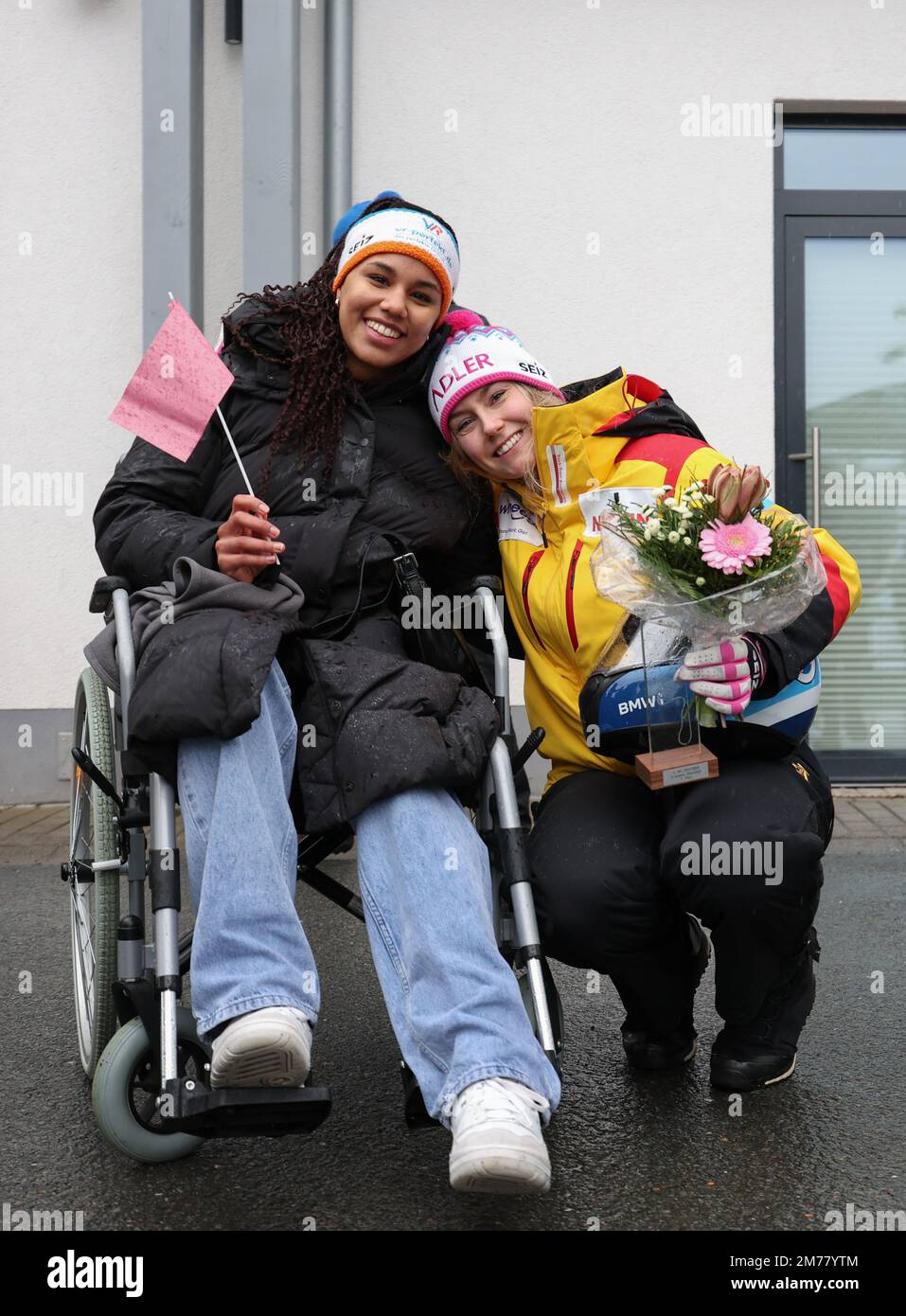 Winterberg, Deutschland. 08. Januar 2023. Bobschlitten: Weltmeisterschaft, zwei-Mann-Bobschlitten, Frauen, 2.-km-Lauf: Laura Nolte (r) und Deborah Levi (l, im Rollstuhl) aus Deutschland posieren für ein Foto. Levi ist Noltes regelmäßiger Stopfer und ist derzeit verletzt. Kredit: Friso Gentsch/dpa/Alamy Live News Stockfoto