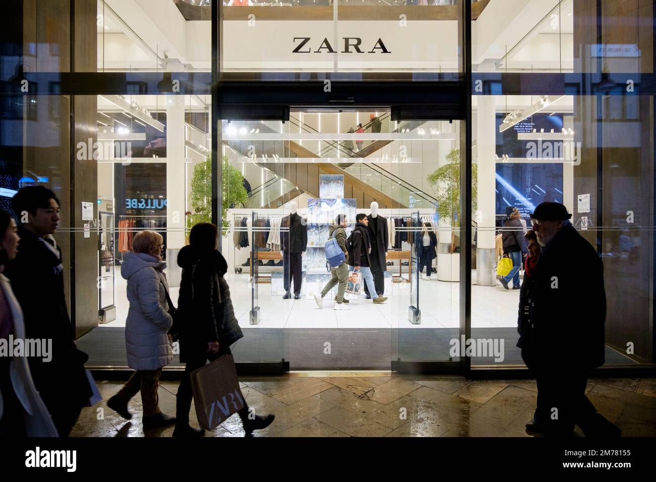 Zara-Eingangsfenster im Corso Vittorio Emanuele in Mailand, Italien Stockfoto