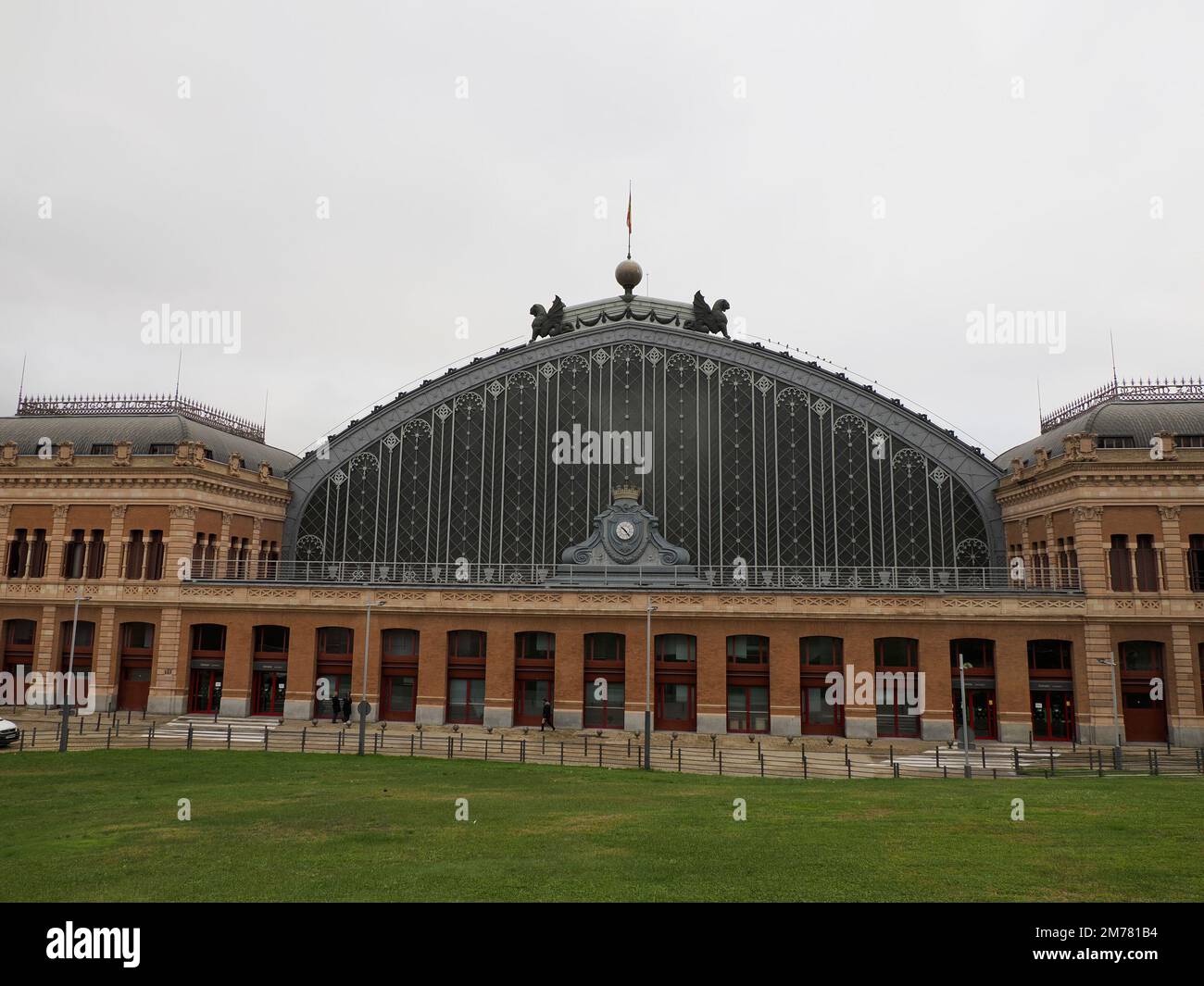 Bahnhof Atocha am Plaza del Emperador Carlos V (Kaiser Karl V. Platz). Bahnhof Atocha, das größte Verkehrsknotenpunkt der spanischen Hauptstadt Stockfoto