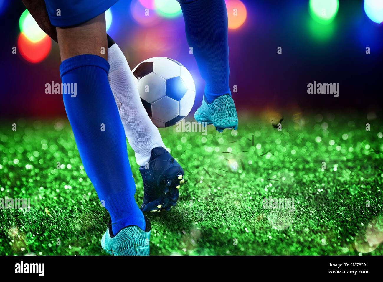 Fußballszene mit konkurrierenden Fußballspielern im Stadion Stockfoto